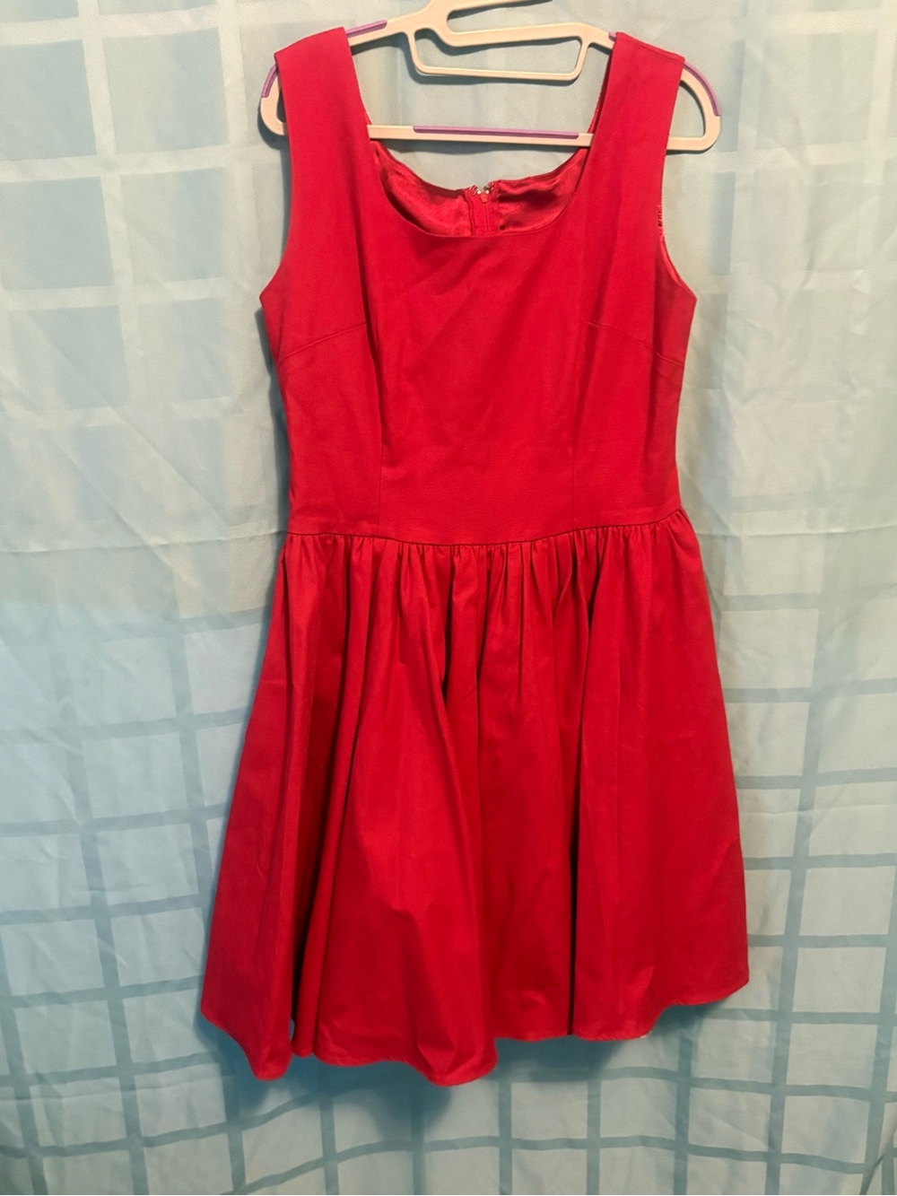 Elegant Red Sleeveless Midi Dress with Square Neck - Picture 2 of 5